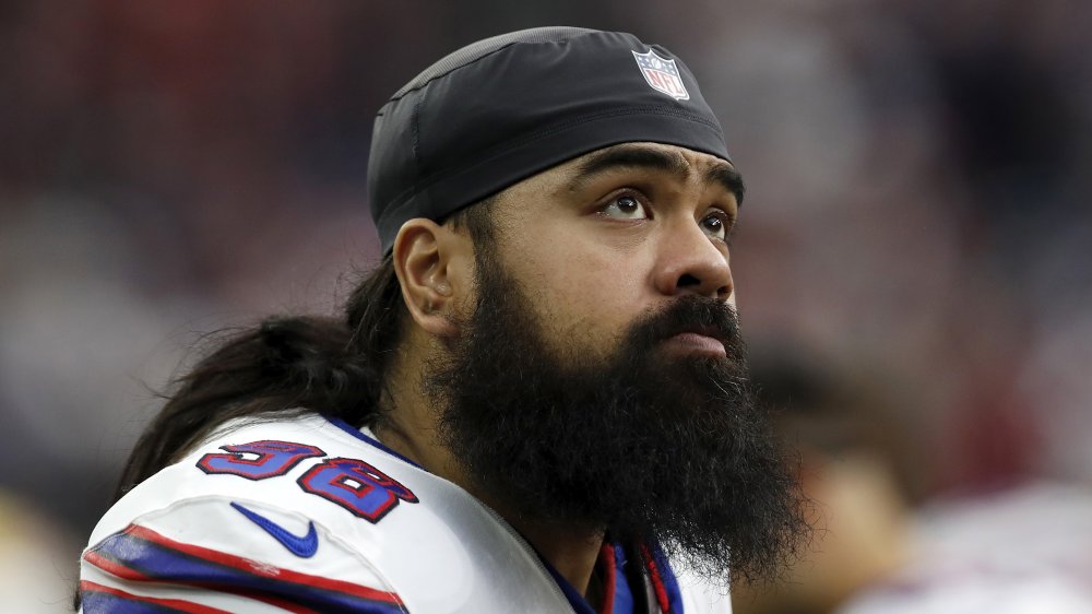 Joueur de la NFL Star Lotulelei sur le terrain pour les Buffalo Bills