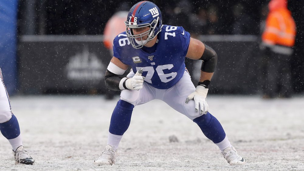 Le joueur de la NFL Nate Solder sur le terrain pour les Giants de New York