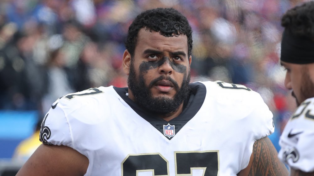 Le joueur de la NFL Larry Warford sur le terrain pour les New Orleans Saints