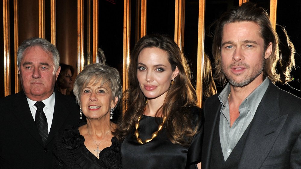 Angelina Jolie et Brad Pitt posent avec William Pitt et Jane Pitt 