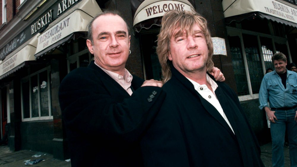 Rick Parfitt et Francis Rossi, membres du Statu quo, posent ensemble et sourient