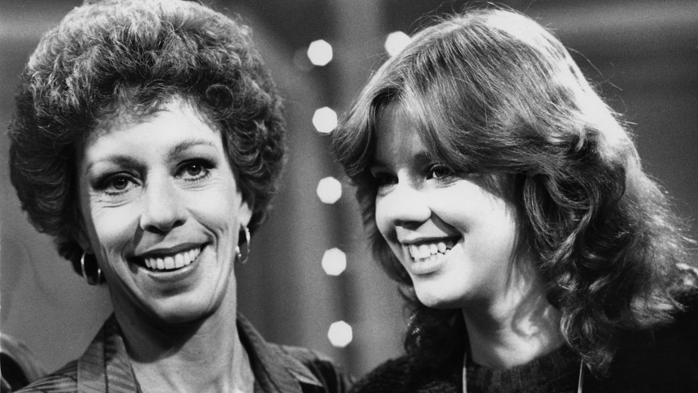 Carol Burnett ( à gauche) et sa fille Carrie Hamilton (au centre) se joignent à Dinah Shore pour l’enregistrement de la « Dinah and Friends »