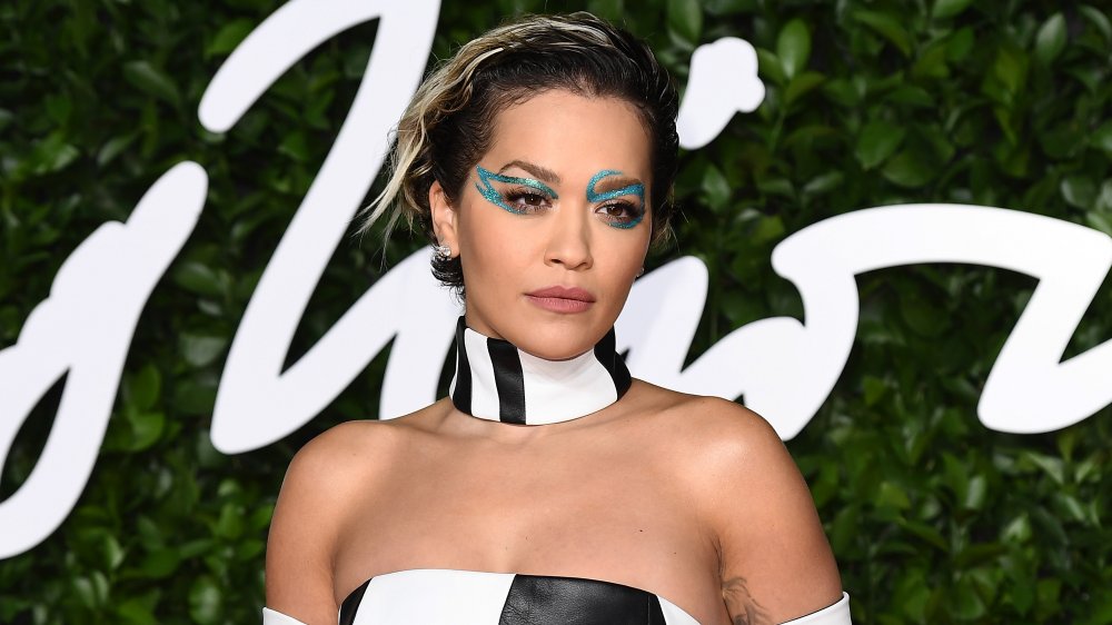 Rita Ora avec turquoise maquillage exagéré oeil