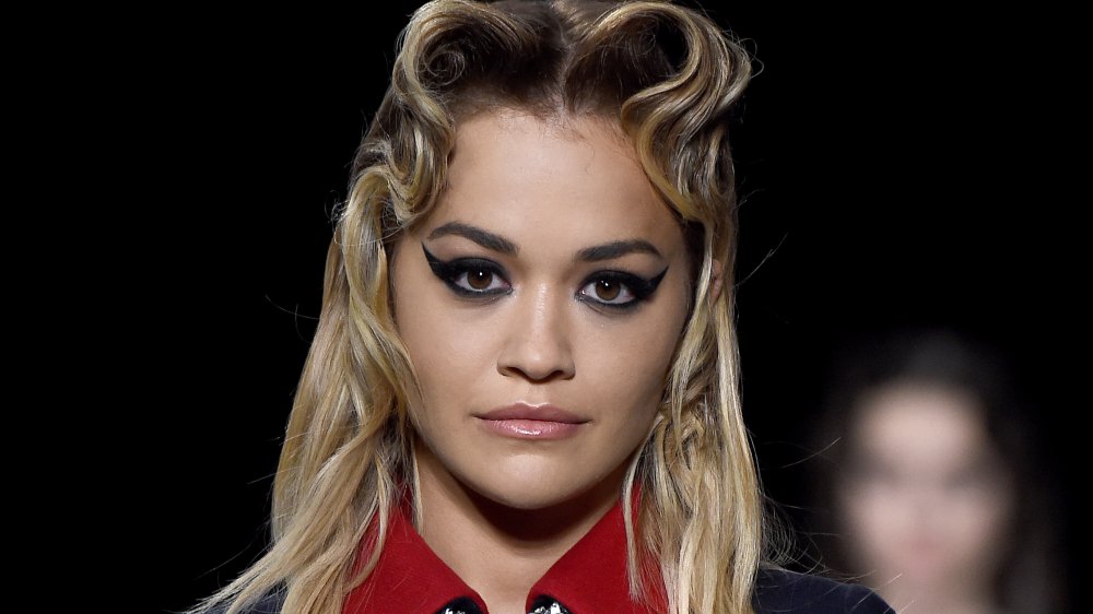 Rita Ora avec le maquillage exagéré de chat-oeil