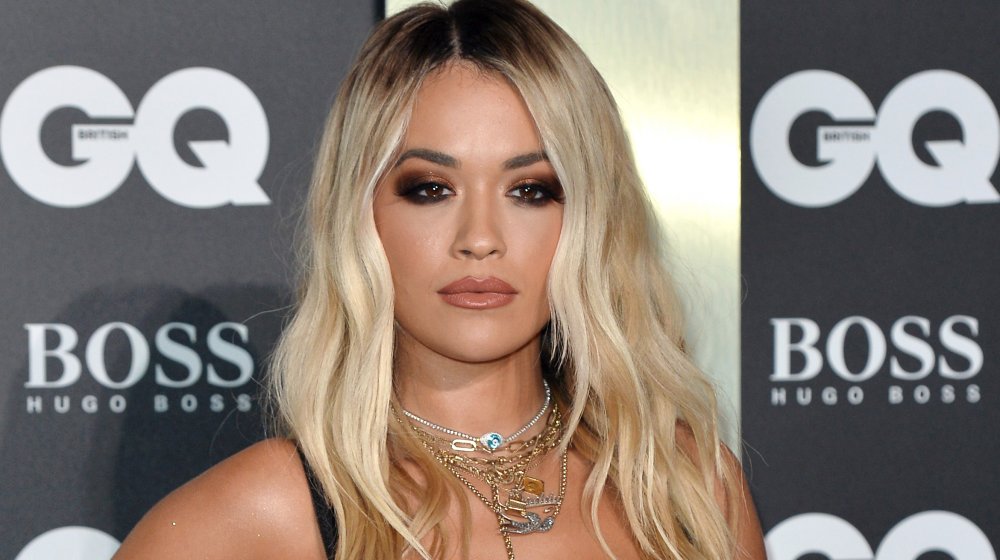 Rita Ora avec des yeux fumés et beaucoup de colliers