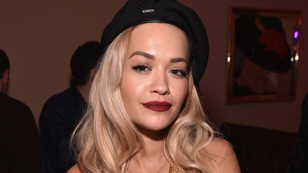 Rita Ora dans un béret noir et rouge à lèvres rouge 