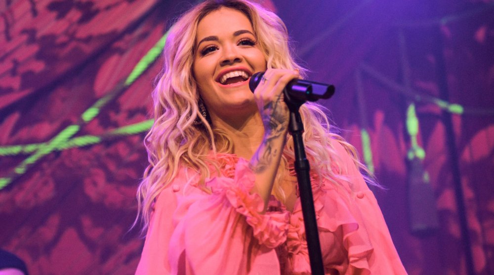 Rita Ora en tenue rose, sur scène