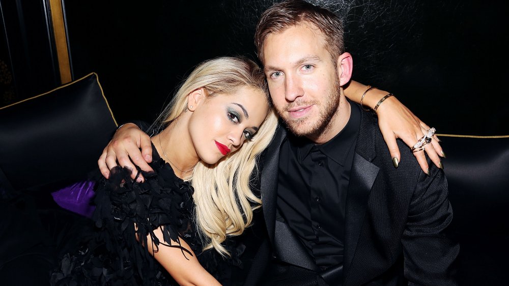 Rita Ora et Calvin Harris bras dessus bras dessous, assis