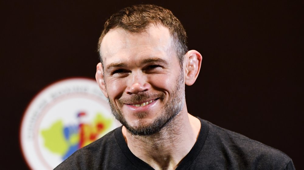 Forrest Griffin dans un t-shirt noir, smilin