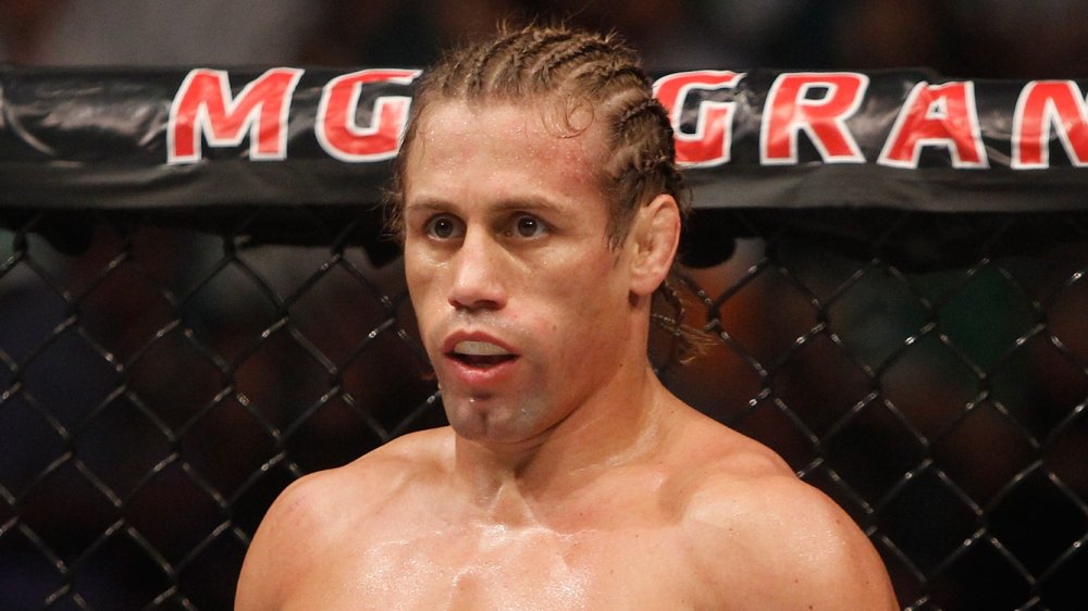 Urijah Faber à la recherche surpris dans un combat MMA