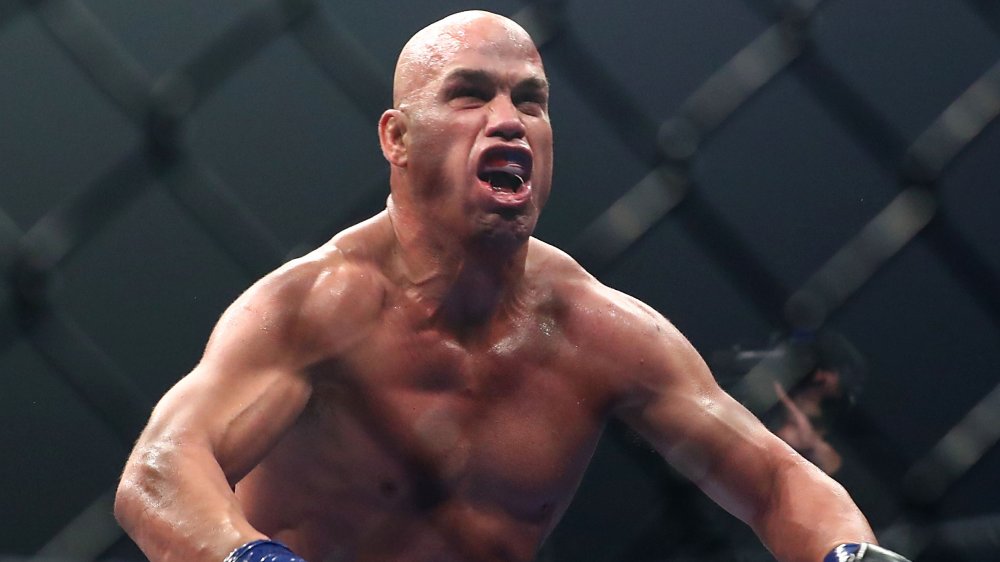 Tito Ortiz fléchissant et criant pendant un combat de MMA