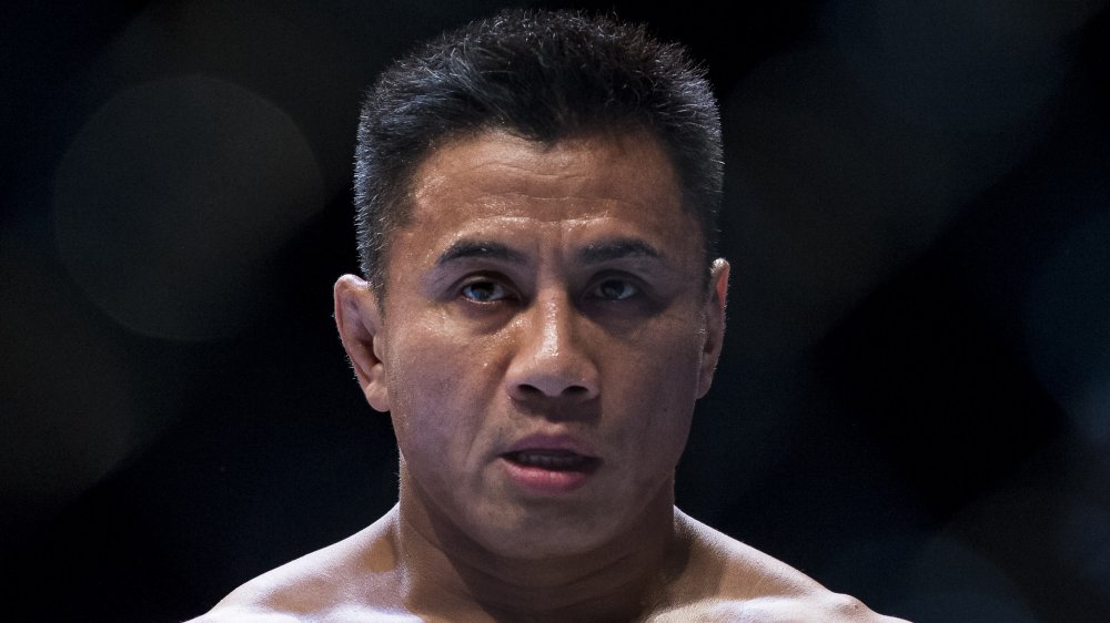 Cung Le avec une expression sérieuse lors d’un combat