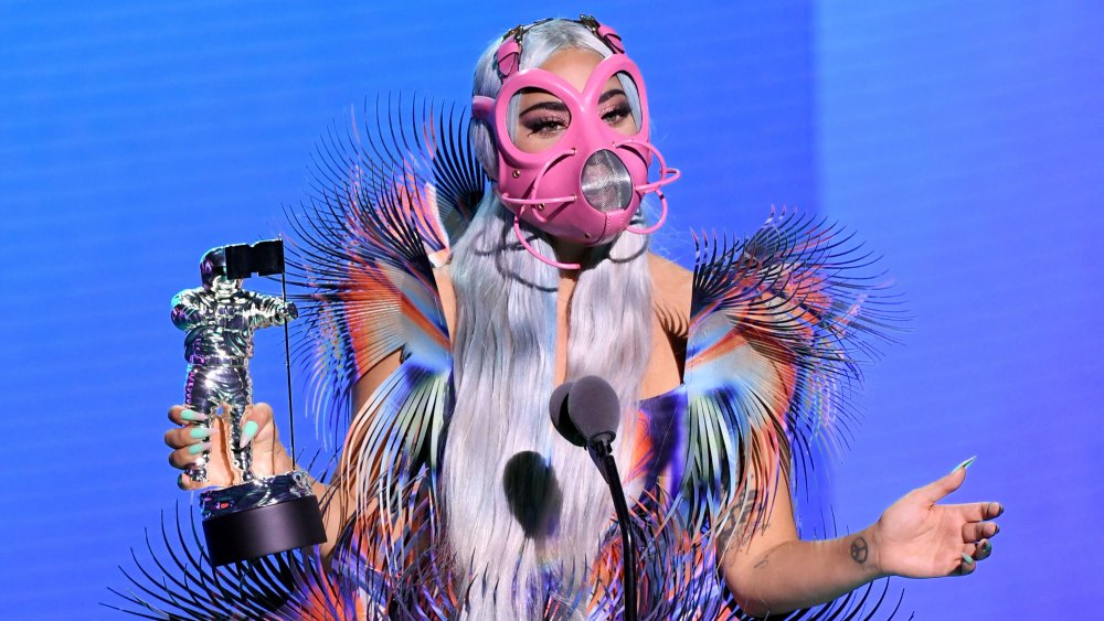 Lady Gaga portant l’un des nombreux masques qu’elle a enfilés pour les MTV VMAs 2020