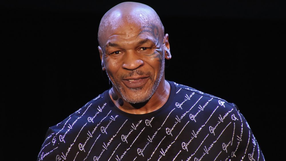 Mike Tyson sur scène avec microphone accroché à l'oreille