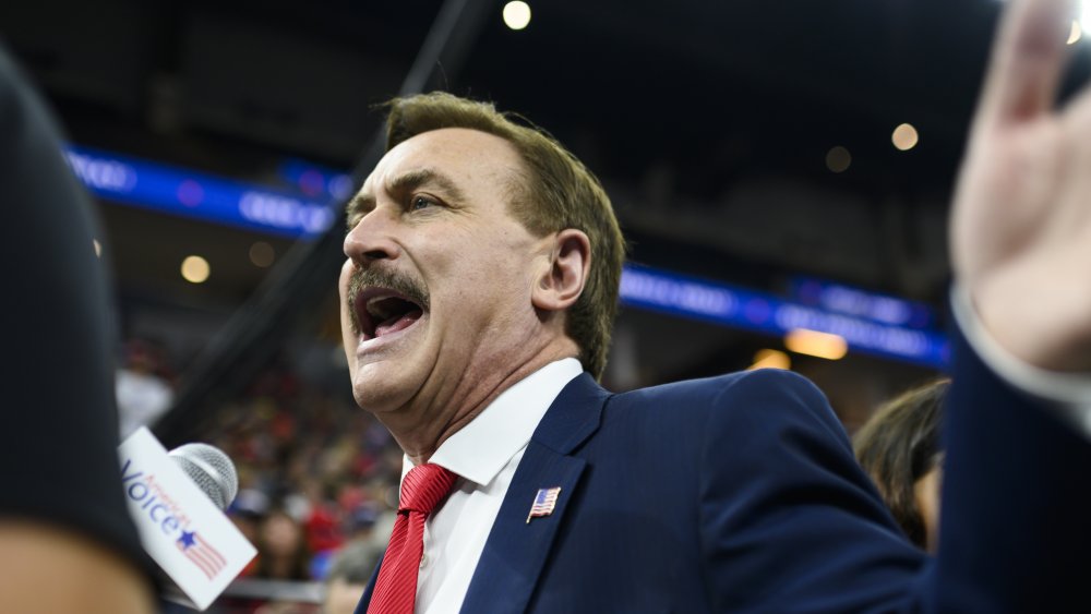 Mike Lindell, PDG de My Pillow, est interviewé avant un rassemblement de campagne organisé par le président américain Donald Trump au Target Center