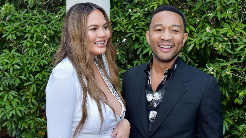 Chrissy Teigen et John Legend devant la verdure 