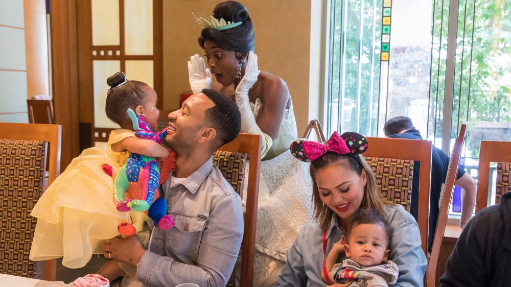 John Legend et Chrissy Teigen avec leur famille