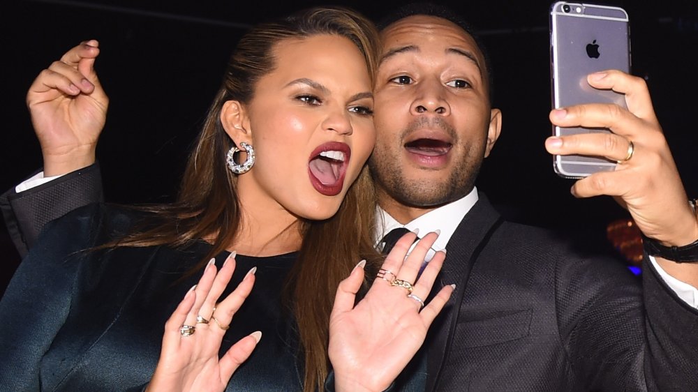 Chrissy Teigen et John Legend prennent un selfie