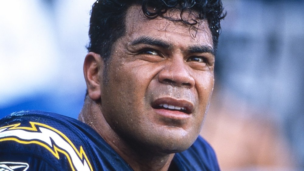 Junior Seau regardant sur le côté avec une expression sérieuse pendant un match