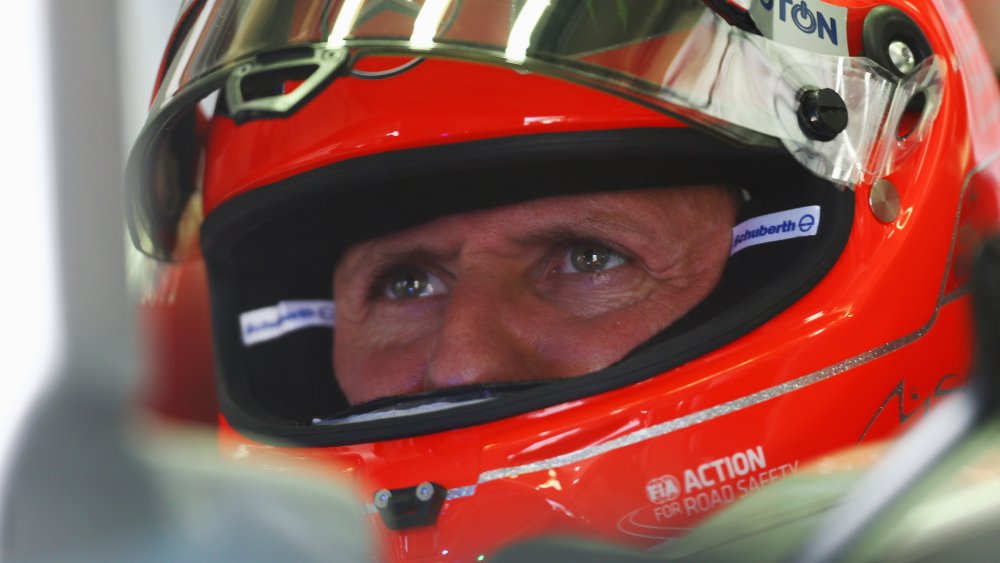 Michael Schumacher portant un casque rouge pendant une course