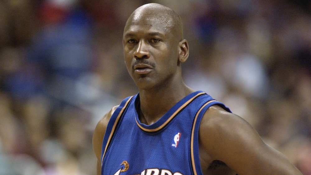 Michael Jordan dans un uniforme des Wizards, l’air sérieux pendant un match