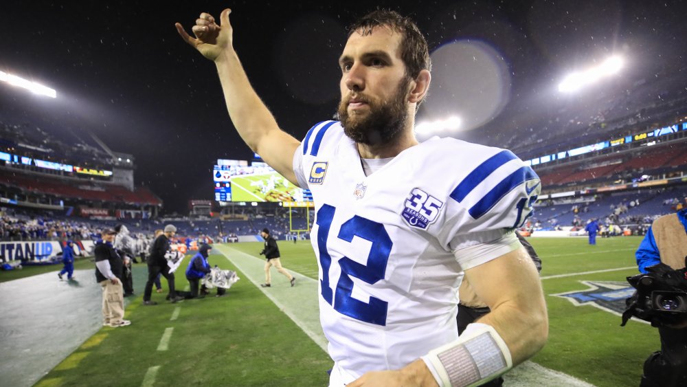 Andrew Luck marchant hors du terrain de football