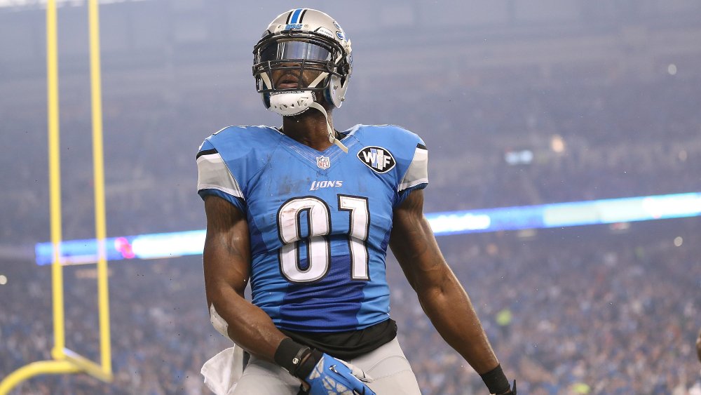 Calvin Johnson pose en célébrant sur le terrain