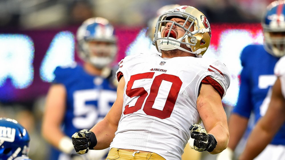 Chris Borland hurlant en l’air tout en célébrant sur le terrain