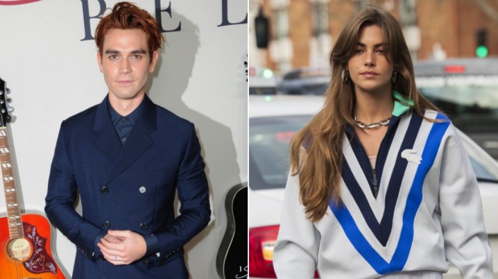 KJ Apa en costume bleu marine et Clara Berry en pull Lacoste