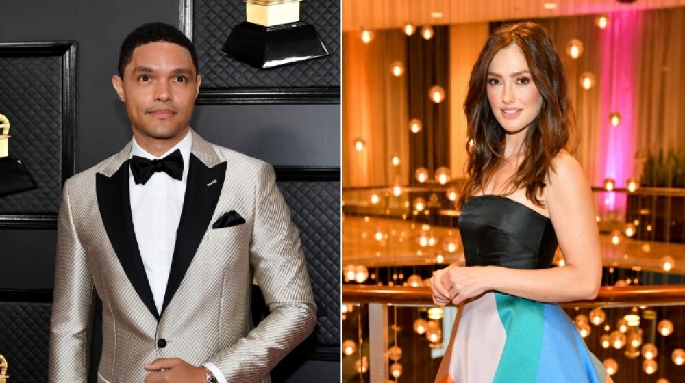 Trevor Noah en costume argenté et Minka Kelly avec une jupe bleue