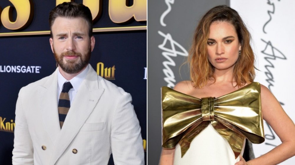 Chris Evans dans un costume blanc et Lily James avec grand arc en or sur sa robe