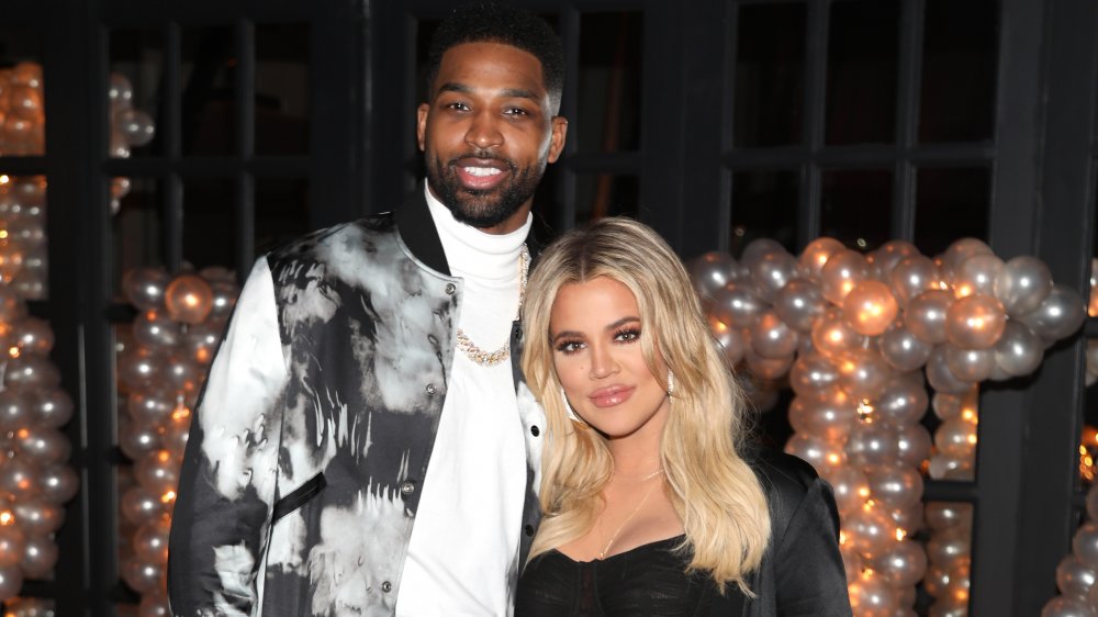 Tristan Thompson et Khloe Kardashian souriant ensemble devant un tas de ballons