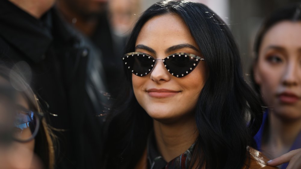 Camila Mendes avec lunettes de soleil cloutées