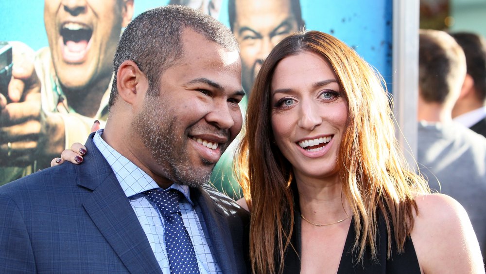 Jordan Peele dans un costume bleu, Chelsea Peretti dans une robe noire, les deux souriant grand