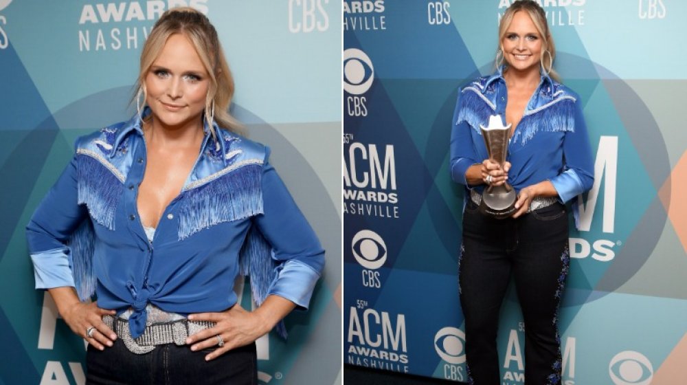 Miranda Lambert dans un haut bleu avec une certaine frange