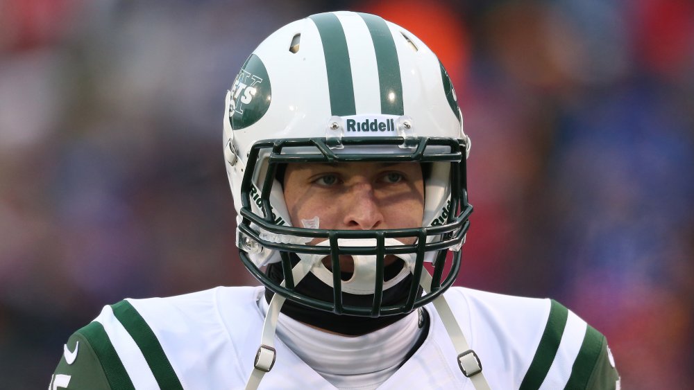 Tim Tebow cherche découragé tout en jouant pour les Jets de New York