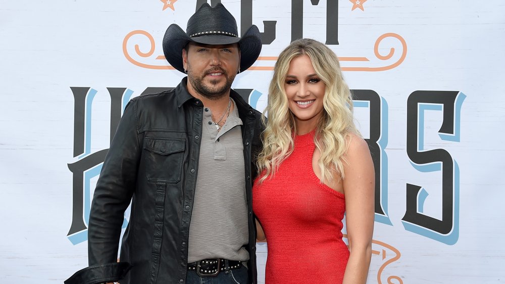 Jason Aldean, Brttany Kerr bras dessus bras dessous et souriant