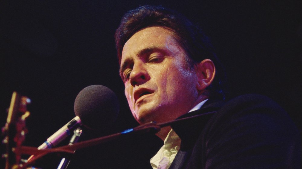 Johnny Cash chantant et jouant de la guitare