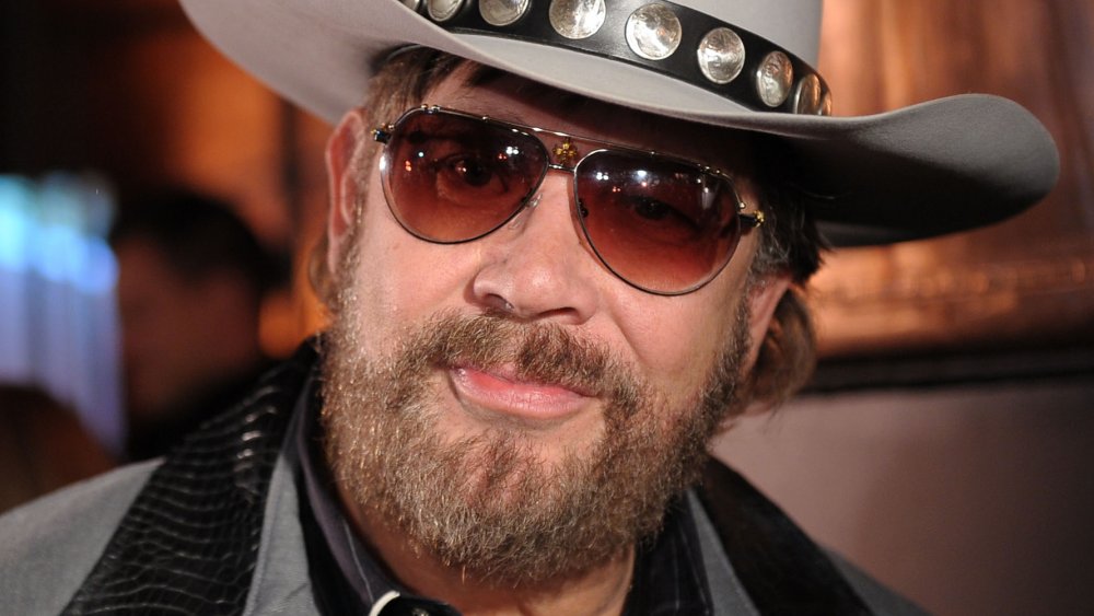 Hank Williams Jr. avec une expression neutre lors d’une interview