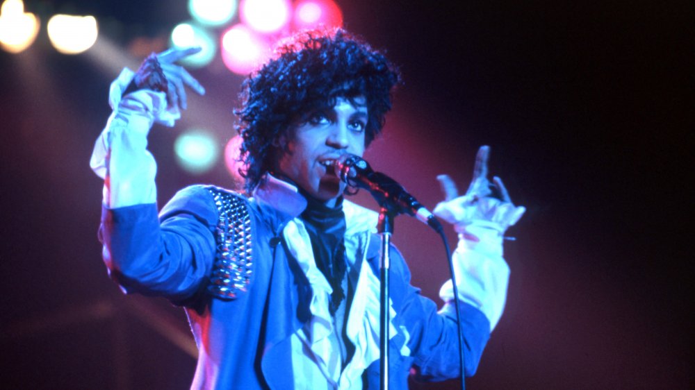 Prince se produit sur scène lors de la Tournée Purple Rain 1984