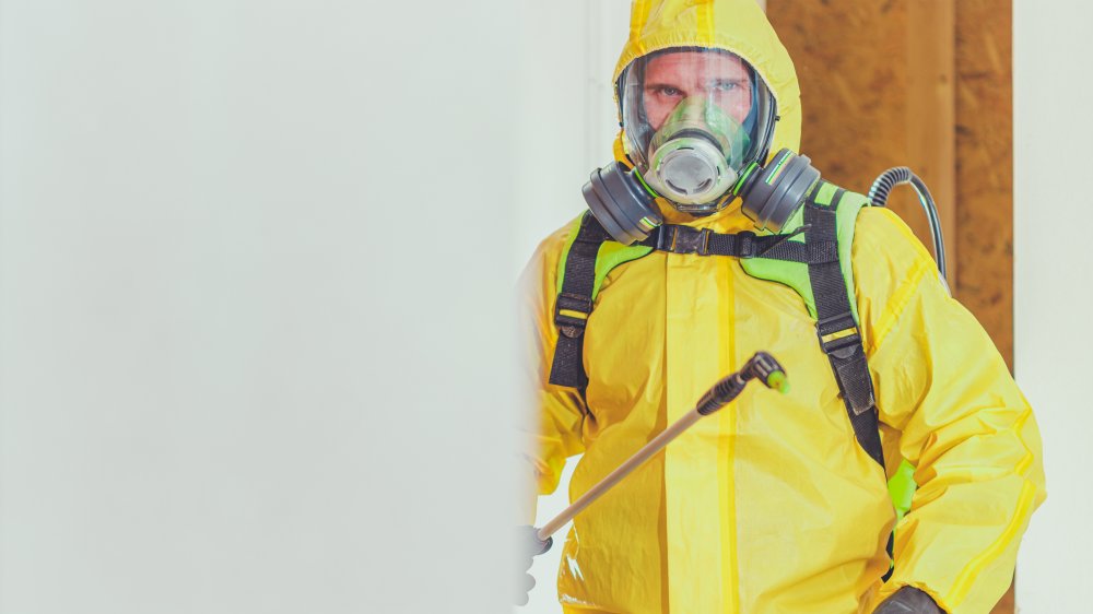 homme en costume hazmat