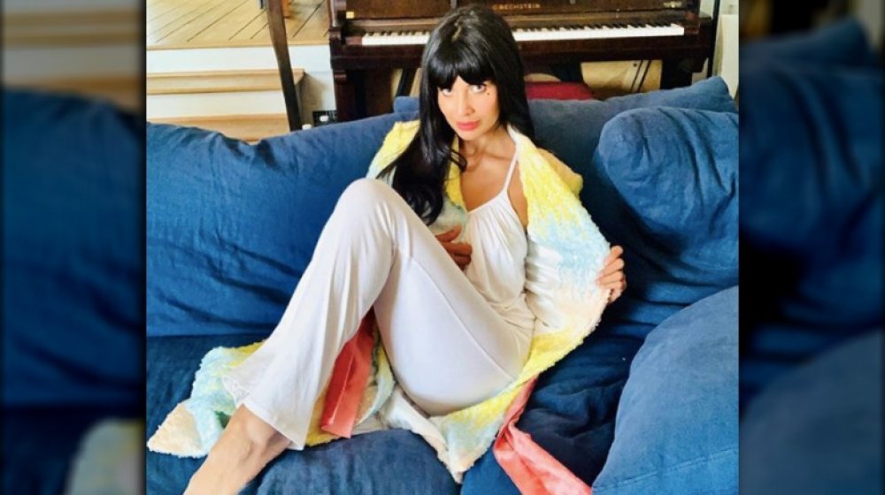 Jameela Jamil à la maison dans une robe à paillettes