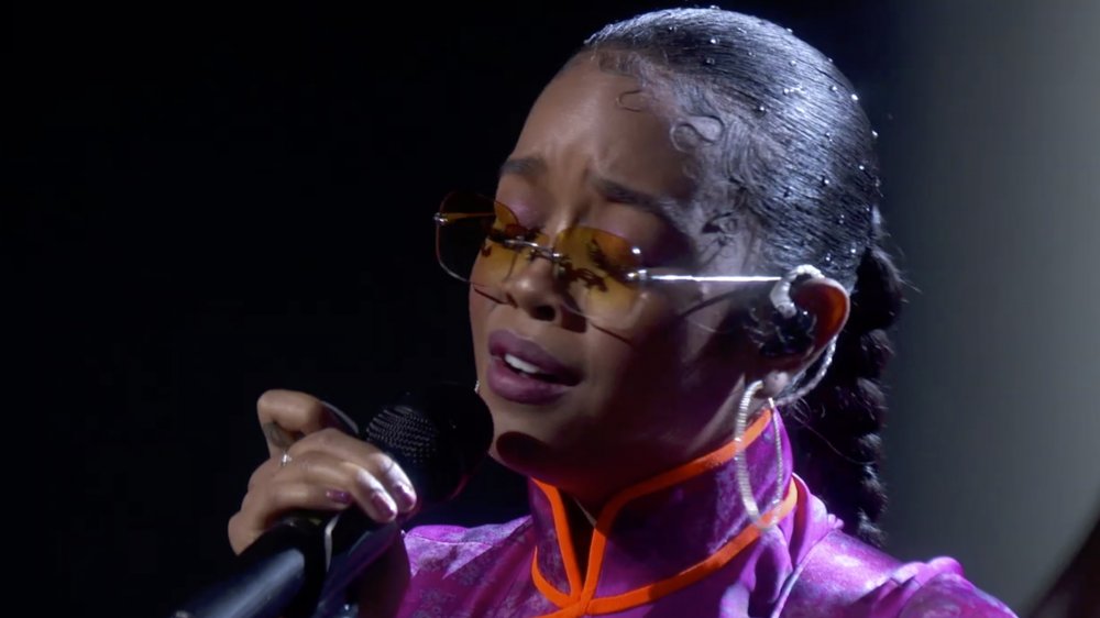 H.E.R. en concert pendant le segment In Memoriam aux Emmys 2020 