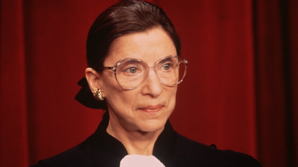 Jeune Ruth Bader Ginsburg avec des verres clairs