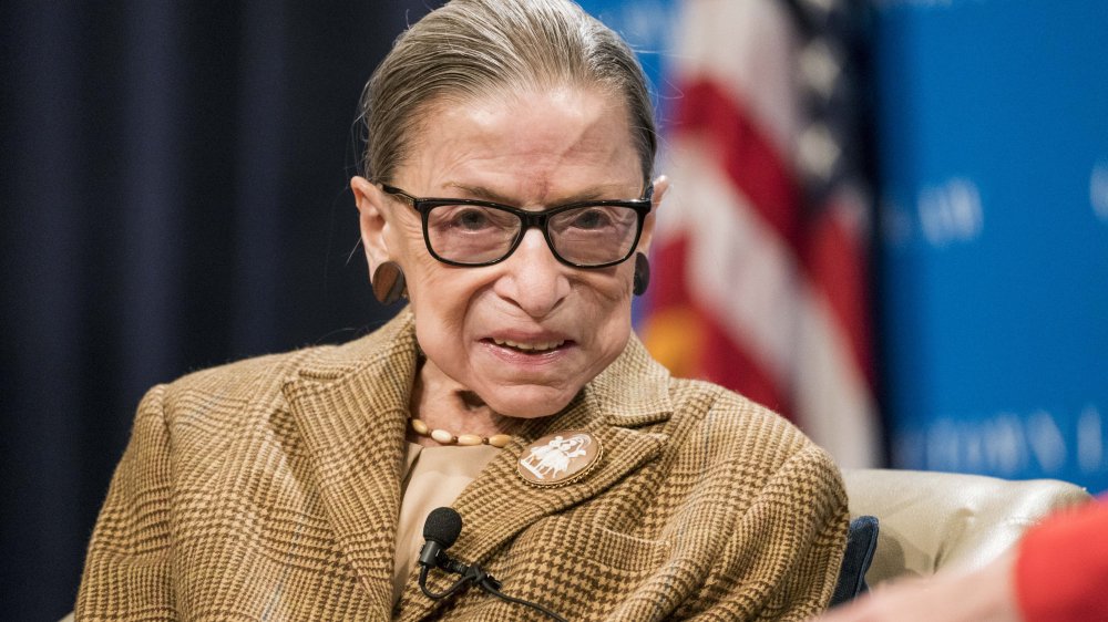 Ruth Bader Ginsburg dans un blazer brun à carreaux