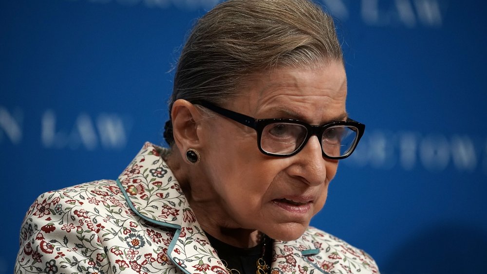 Ruth Bader Ginsburg dans un blazer floral