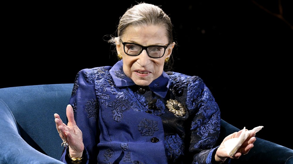 Ruth Bader Ginsburg assise, parlant