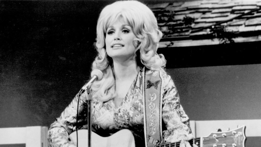 Dolly Parton se produit sur scène en 1974