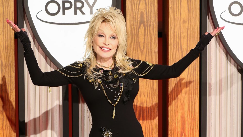 Dolly Parton en conférence de presse avant son 50e anniversaire avec la célébration du Grand Ole Opry