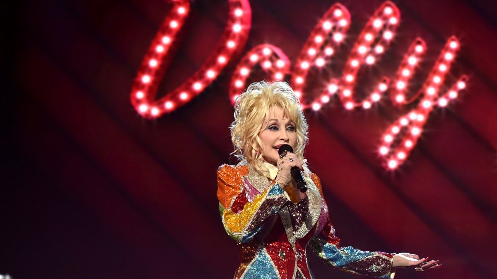 Dolly Parton se produit à la 51e cérémonie des Academy of Country Music Awards